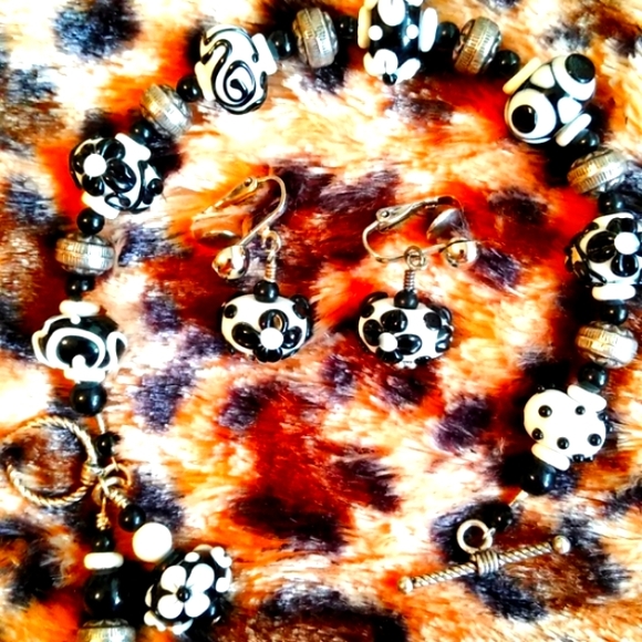 ARTIST MADE GLASS LAMP WORK BLACK AND WHITE CLIP EARRINGS - Picture 5 of 5